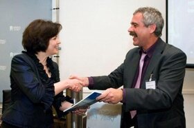 Staatssecretaris Huizinga ontvangt het eerste exemplaar van de Staat van het Klimaat 2008 uit handen van  Rob van Dorland