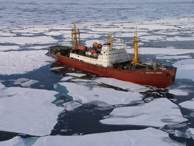 Russisch schip ???Mikhail Somov??? brengt de Enkhuizer Almanak van Arkhangelsk naar Nova Zembla