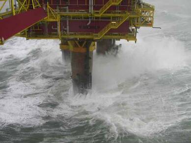 De storm op de Noordzee op het F3 platform op 200 kilometer ten noorden van Den Helder.