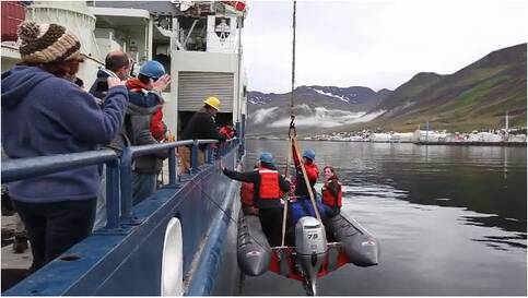 De Nederlandse bemanning verlaat het schip aan de noordkust van IJsland. Foto S. Skrede