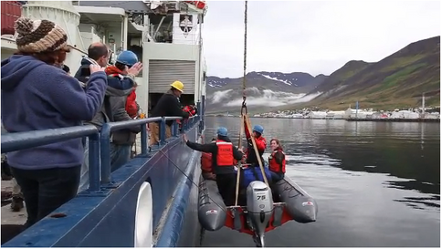 De Nederlandse bemanning verlaat het schip aan de noordkust van IJsland. Foto S. Skrede