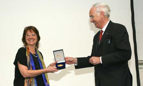 De dochter van Lorenz ontvangt de Buys ballotmedaille uit handen van dr. P.C. van der Vliet van de KNAW.