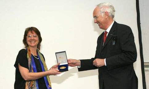 De dochter van Lorenz ontvangt de Buys ballotmedaille uit handen van dr. P.C. van der Vliet van de KNAW.