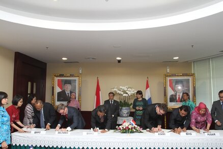 Ge Verver tekent namens het KNMI het Joint Cooperation Program (JCP) voor gezamenlijk onderzoek en ontwikkeling van systemen op het gebied van waterbeheer 