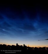 Lichtende nachtwolken boven Steenwijk in de nacht van 16 op 17 juni 2009 om 23u33 (foto: Jacob Kuiper, WPI/KNMI)