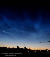 Lichtende nachtwolken boven Steenwijk in de nacht van 16 op 17 juni 2009 om 23u33 (foto: Jacob Kuiper, WPI/KNMI)