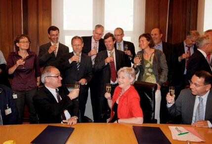 Minister Maria van der Hoeven en Directeur Generaaal J.G. Dordain van ESA tekenen overeenkomst milieusatelliet in aanwezigheid van betrokken onderzoekers van onder meer het KNMI 