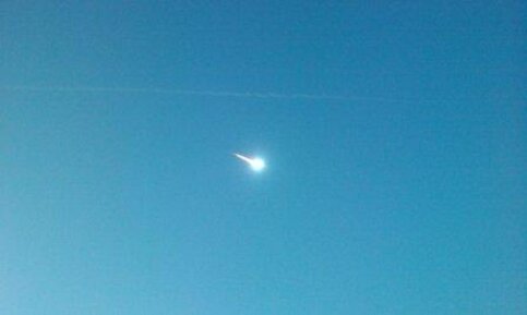 Jan de Vries wist de meteoor in Roodeschool te fotograferen. Hij was zeer onder de indruk: het bewoog snel met een rookspoor waarbij het na 2 a 3 seconden uiteen spatte in drie stukken (foto: Jan de Vries). 