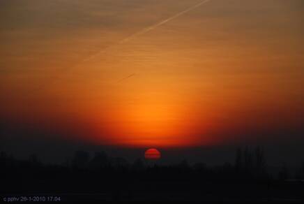 Sterke oranje gloed licht op in Polaire Stratosfeerwolken op 26 januari 2010 boven Deventer kort vóór zonsondergang (foto: Peter Paul Hattinga Verschure) 