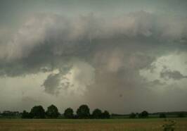 Naderend complex met valwinden tijdens het noodweer van 14 juli 2010 rond half zeven nabij Vethuizen (foto: Y. van der Heijden)