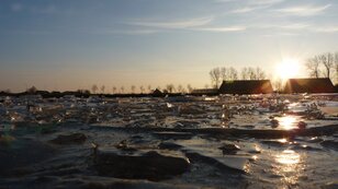 Tegen het einde van de gebroken winter van '11 lag op ondiepe plassen soms nog flink wat ijs maar schaatsen kon vrijwel alleen op de eerste dagen van de winter (foto: Jannes Wiersema)
