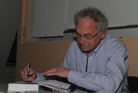 Koninklijke Onderscheiding voor weerhistoricus en schrijver Jan Buisman (foto: Leo Wouters)