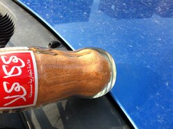 De regenbuitjes lieten saharazand achter, dat mee was gekomen in de warme lucht vanuit zuidelijke breedten. De fles bevat zand meegebracht uit de Sahara (foto: Theo Jurriëns)  