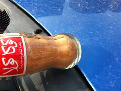 De regenbuitjes lieten saharazand achter, dat mee was gekomen in de warme lucht vanuit zuidelijke breedten. De fles bevat zand meegebracht uit de Sahara (foto: Theo Jurriëns)  