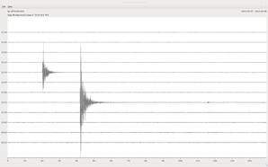 Seismogrammen van de twee aardbevingen. Op de linker-as staat de tijd in GMT, 1 uur verschil met NL-tijd. Het is goed zichtbaar dat de tweede aardbeving groter was dan de eerste. 