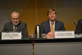 De Prins van Oranje in het presidium naast Michel Jarraud, Secretaris-Generaal van de WMO (foto: WMO)