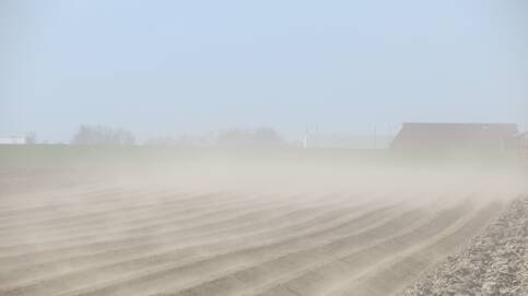 Op 18 april kreeg ons land te maken met stof- en zandverstuivingen die hier in deze mate zelden voorkomen. Het KNMI waarschuwde niet alleen voor de zware windstoten maar ook voor slecht zicht tijdens zandverstuivingen (foto Jannes Wiersema)  