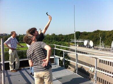 Fijnstofmeting tijdens Nationale Meetdag van iSPEX op het dak van het KNMI. Bron: KNMI