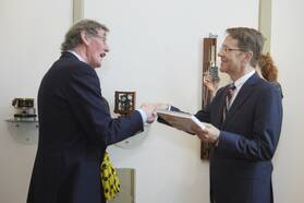 Auteur Kees Dekker overhandigt het eerste exemplaar van het boek over de poolexpedite aan KNMI-hoofddirecteur Gerard van der Steenhoven (foto: Menno Bausch) 
