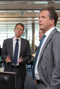 Hoofddirecteur KNMI Gerard van der Steenhoven geeft Alexander Pechtold en Stientje van Veldhoven uitleg over de weerkamer. Foto: KNMI/Patricia van der Kooij