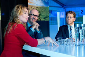 Televisiemeteoroloog Helga van Leur aan tafel met 'De Wetenschap Draait Door' met dagvoorzitter Gert-Jan de Maagd en 'sidekick' KNMI-hoofddirecteur Gerard van der Steenhoven. Foto KNMI/Jeanette Schols