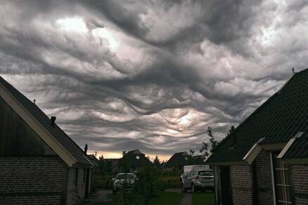De onlangs benoemde wolk undulatus asperitas (bubbelwolk) zoals die op 31 augustus 2015 te zien was in Drenthe. Foto Peter de Vries. 