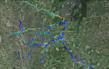 Overzichtskaart van Stikstofdioxide concentraties in Utrecht op een gewone woensdagochtend 3 juni 2015. De oranje-rode kleur wijst op verhoogde concentraties stikstofdioxide met name bij drukke kruispunten en drukke wegen. Bron KNMI