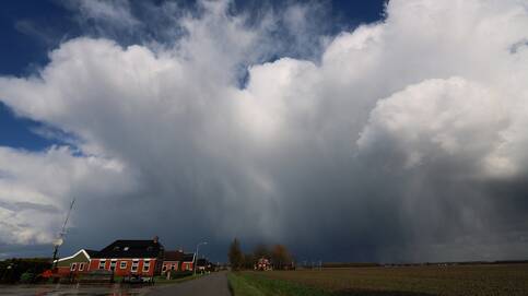 Paasmaandag was onstuimig met zware windstoten en fikse buien maar tussen de buien door was de zon te zien ©Jannes Wiersema