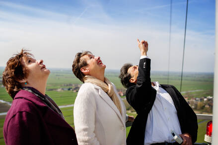 Secretaris-generaal Lidewijde Ongering en KNMI-directeur Myriam van Rooy in de KNMI-meetmast in Cabauw. ©KNMI