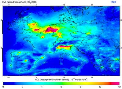 Jaargemiddelde concentratie stikstofdioxide boven Europa in 2005 gemeten door OMI (©KNMI)