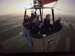 Onderzoekers van het KNMI en Wageningen Universiteit in de heteluchtballon voor onderzoek naar de mogelijkheid om windmetingen af te leiden uit de beweging van de ballon. ©KNMI