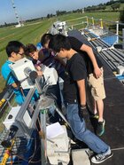 CINDI-2 is wereldwijd het grootste meetproject in zijn soort. Zo’n honderd onderzoekers uit alle uithoeken van de wereld zijn aan het werk op het terrein rond de KNMI-meetmast in Cabauw nabij Lopik. Foto Arnoud Apituley ©KNMI