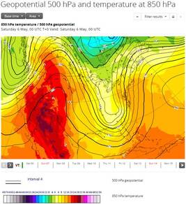 Lage druk en koele lucht in het oosten en westen van Noord Amerika, hoge druk en warme lucht in het midden en zuiden. Doordat het patroon de vorm heeft van de Griekse letter omega, Ω, en dagenlang kan aanhouden, heet dit een omega blokkade. Bron: ECMWF.