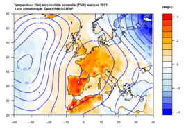 Figuur 1. Afwijking van normaal in het luchtdrukpatroon op 5 km hoogte (blauwe lijnen) en temperatuur op 2 meter gedurende 1 mei tot nu. Er heerste hoge druk boven West- en Zuid-Europa, en hoge temperaturen tot wel 4 graden boven normaal (1981-2010).