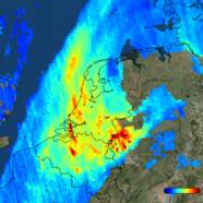 satellietbeeld van nederland waarop NO2 concentratie, stikstofdioxide, op 7 november te zien is. Hier zijn heel goed de pluimen van Brussel, Antwerpen, Rotterdam/Den Haag, Amsterdam en het Ruhrgebied te zien