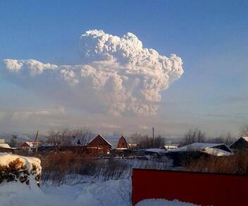  Vulkaanpluim van de Bezymianny vulkaan op Kamtjatska op 20 december 2017. Bron: The Siberian Times.