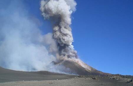 Figuur 1. Vulkaanuitbarstingen kunnen zwaveldeeltjes tot grote hoogte in de atmosfeer brengen. Foto: Mike Ickx