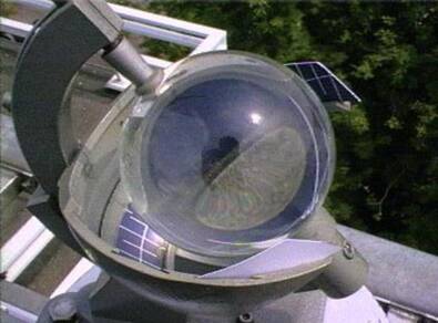 Figuur 1. Een Campbell Stokes zonneschijnmeter, waarmee vroeger de duur van de zonneschijn werd bepaald. 