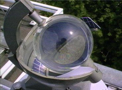 Figuur 1. Een Campbell Stokes zonneschijnmeter, waarmee vroeger de duur van de zonneschijn werd bepaald. 