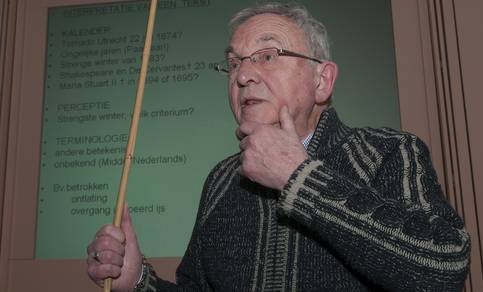 Foto van Jan Buisman tijdens een voordracht bij het KNMI over het klimaat in de Lage Landen.