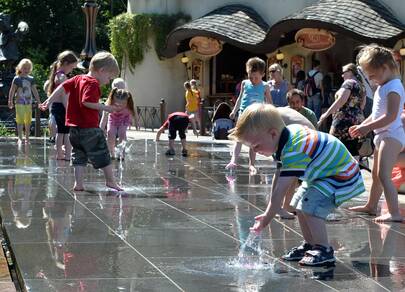 kinderen spelen met water met warm weer