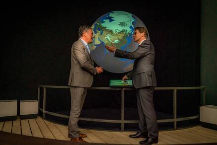 Opening door museumdirecteur Siemco Louwerse en Gerard van der Steenhoven, hoofddirecteur van het KNMI.