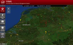 Satellietbeeld van Nederland, België en Duitsland waarop met rode stippen paasvuren te zien zijn.