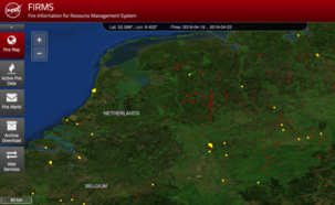 Satellietbeeld van Nederland, België en Duitsland waarop met rode stippen paasvuren te zien zijn.