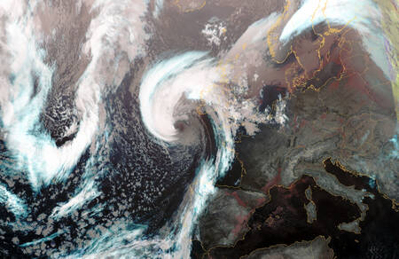 RGB-satellietfoto van ex-orkaan Ophelia om 05 UTC op 16 oktober 2016.