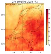 Kaart van relatieve afwijking van de globale straling in Nederland in 2019 ten opzichte van het gemiddelde over de periode 2005-2018, afgeleid uit Meteosat-satellietmetingen.