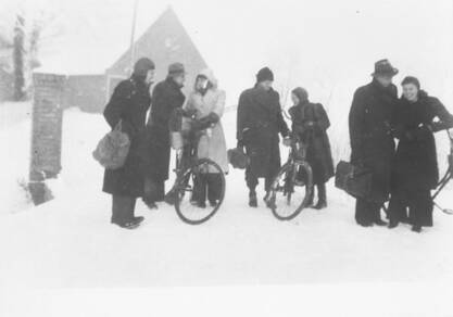 mensen in de sneeuw in de winter van 1944-1945
