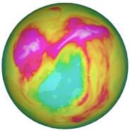 Figuur 1: De verwachtingen voor zaterdag 4 april 2020 tonen een dunnere ozonlaag (in blauw) boven noordwest Europa.