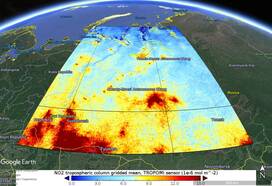 Kaart van gemiddelde TROPOMI NO2 kolommen voor april-juli 2018 boven noordwest Siberië. De Urengoy-Pomary-Uzhhorod gaspijpleiding ligt langs de lijn met verhoogde NO2 kolommen die schuin door het beeld loopt.