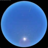 Beeld van de hemel gemaakt met een sky imager op 22 maart 2020 op de BSRN locatie in Cabauw. Aan de bovenkant van het beeld is de 213 m hoge meetmast van de meetlocatie te zien die onderdeel is van het Ruisdael Observatorium. 